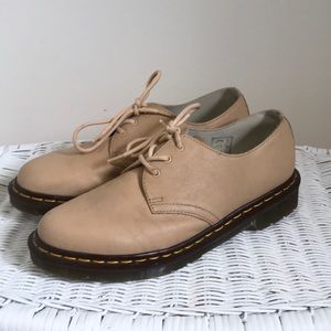 DR. MARTEN 1461 smooth leather oxfords. Ladies 9